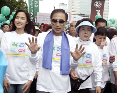 Lee Myung Bak dressed down